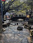 溪边石桥景 行人漫步处