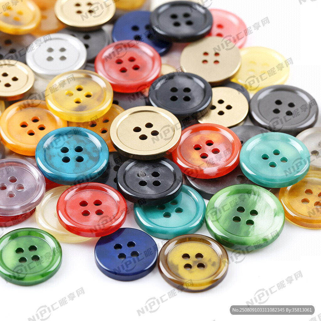 五彩斑斓的纽扣重叠在一起