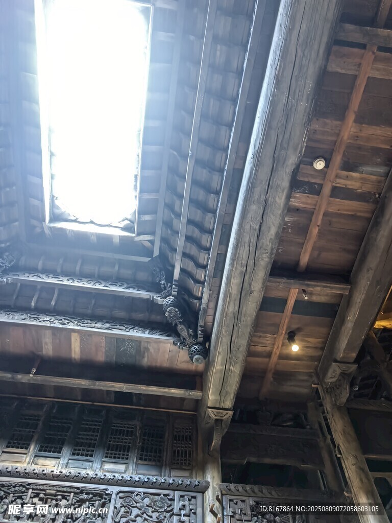 仰视建筑内部精美结构