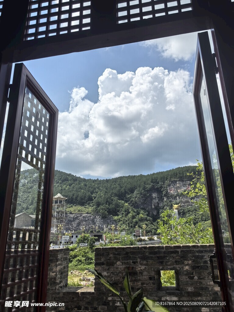 透过窗棂赏青山白云