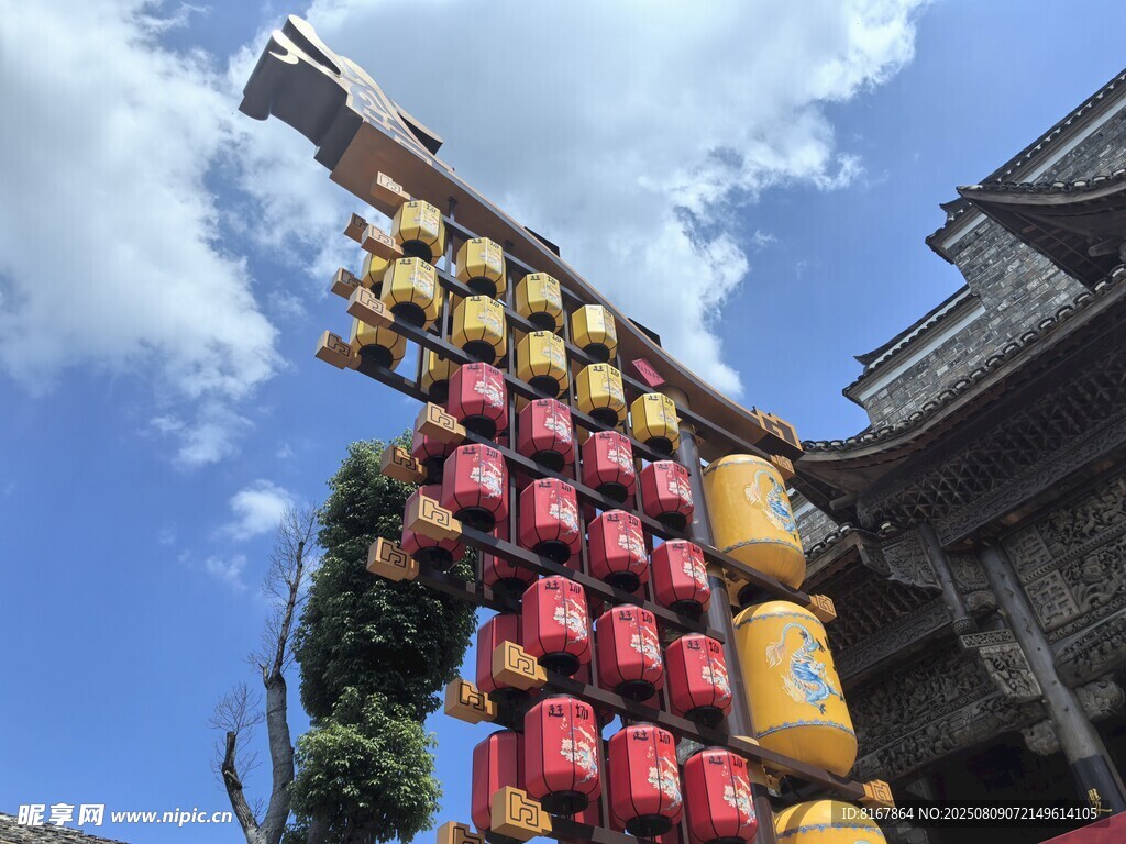 古街悬挂的多彩酒坛景观