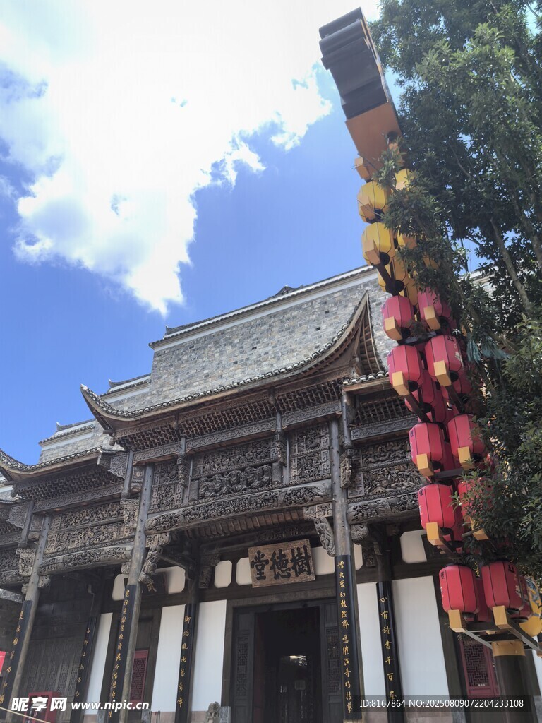 古建前的多彩装饰物