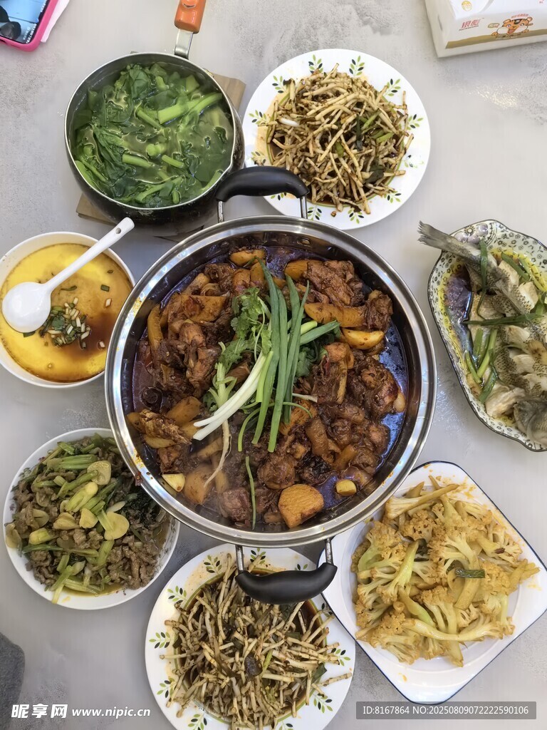 丰盛中式菜肴聚餐场景