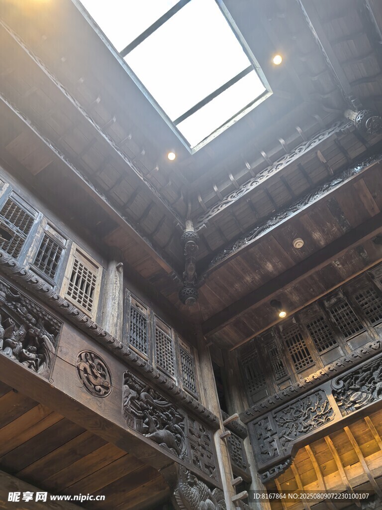 复古风格多层建筑内部空间