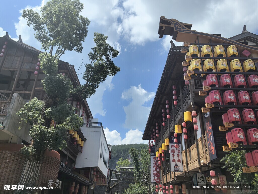 多彩灯笼装点