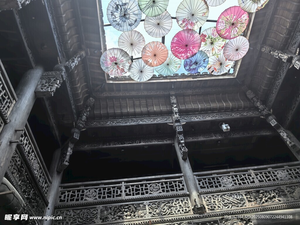 中式古建筑内的彩绘天窗