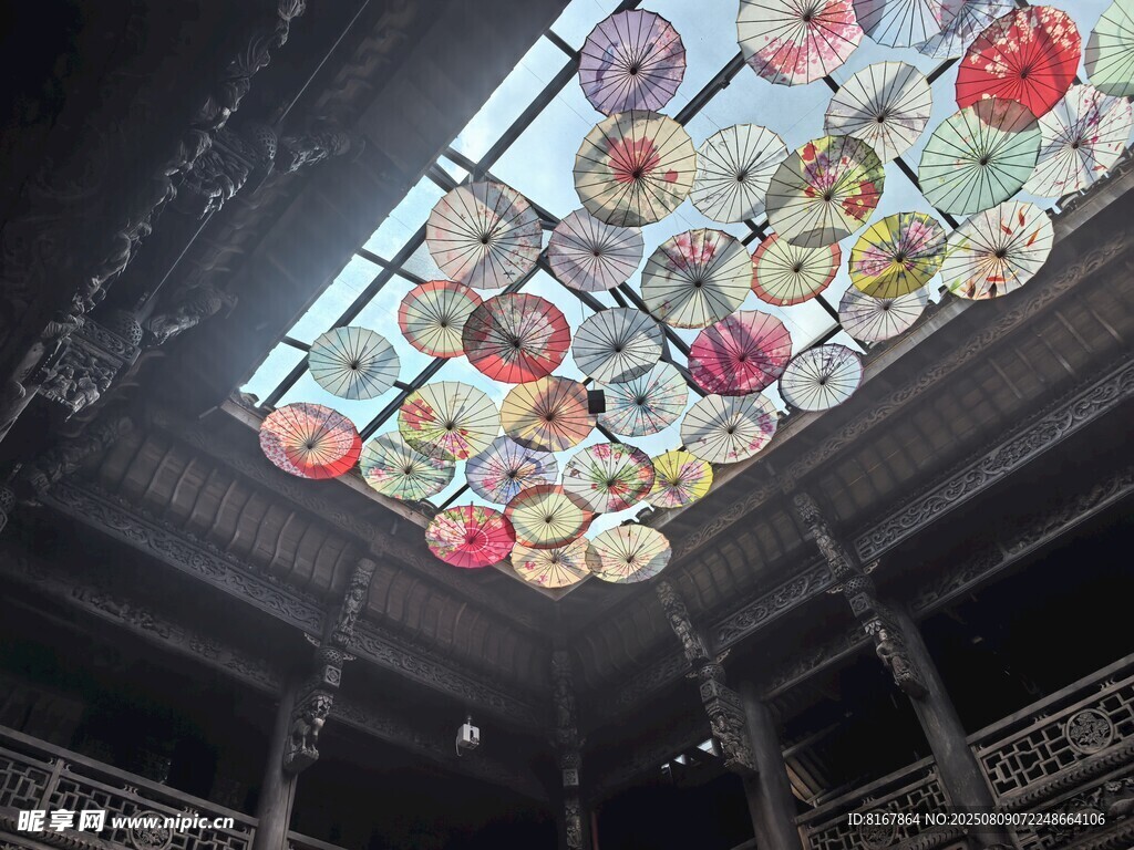 室内彩色玻璃天花板景观