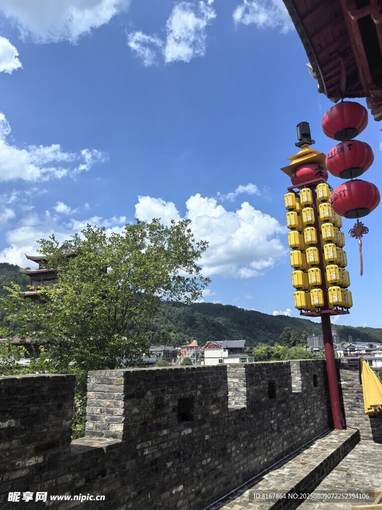 古城墙边的中式灯笼景观