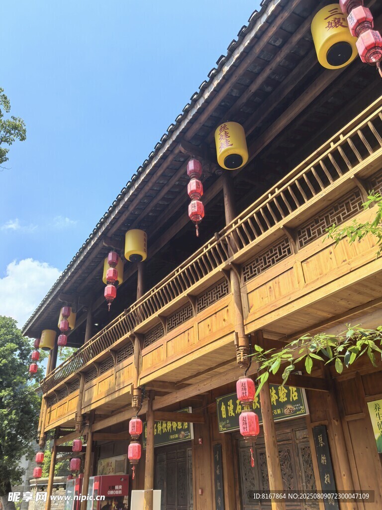 古雅中式建筑挂红灯笼