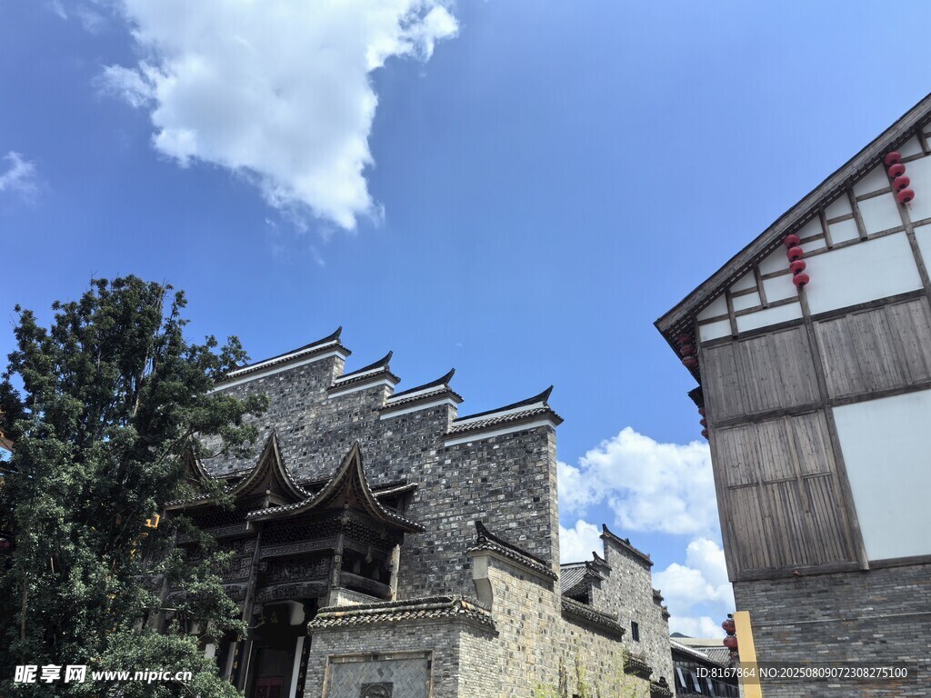 古雅建筑映蓝天