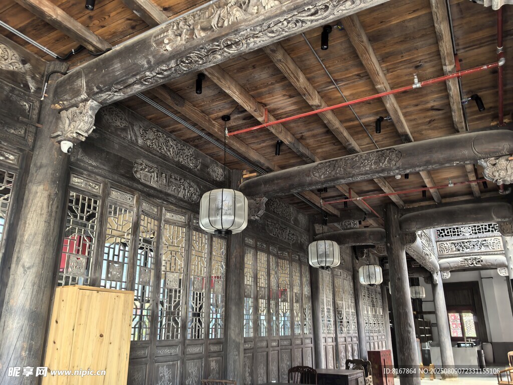 古建厅堂内部精美木雕结构