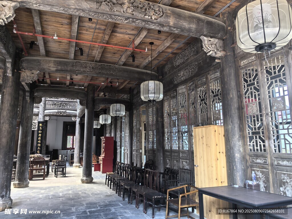 古旧中式厅堂内景