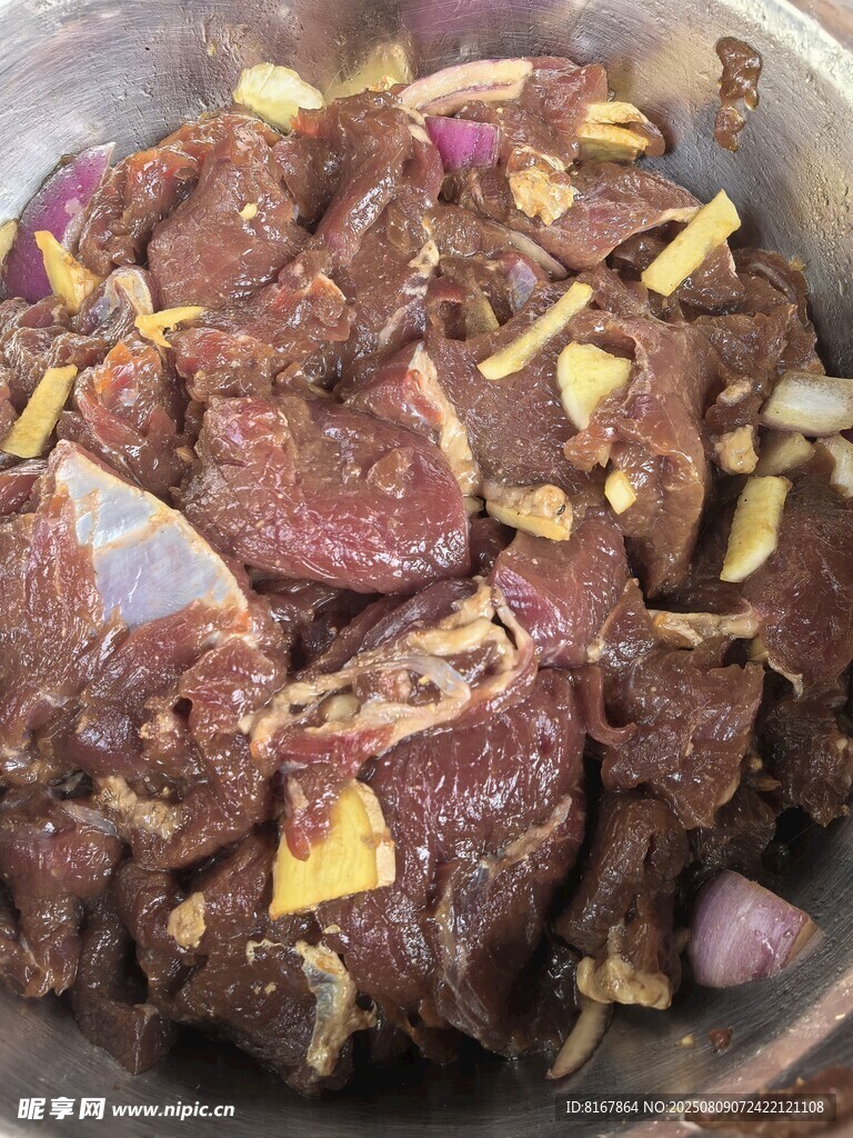 锅中腌制的美味牛肉块