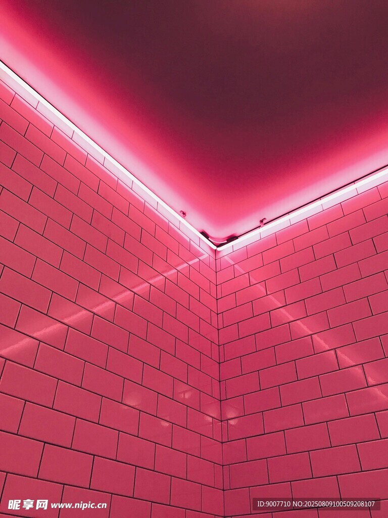 红色霓虹砖墙艺术角落