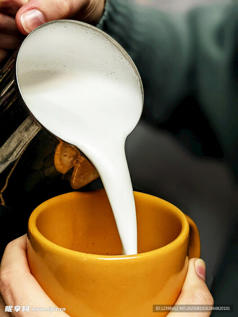 倒入黄色杯中新鲜牛奶