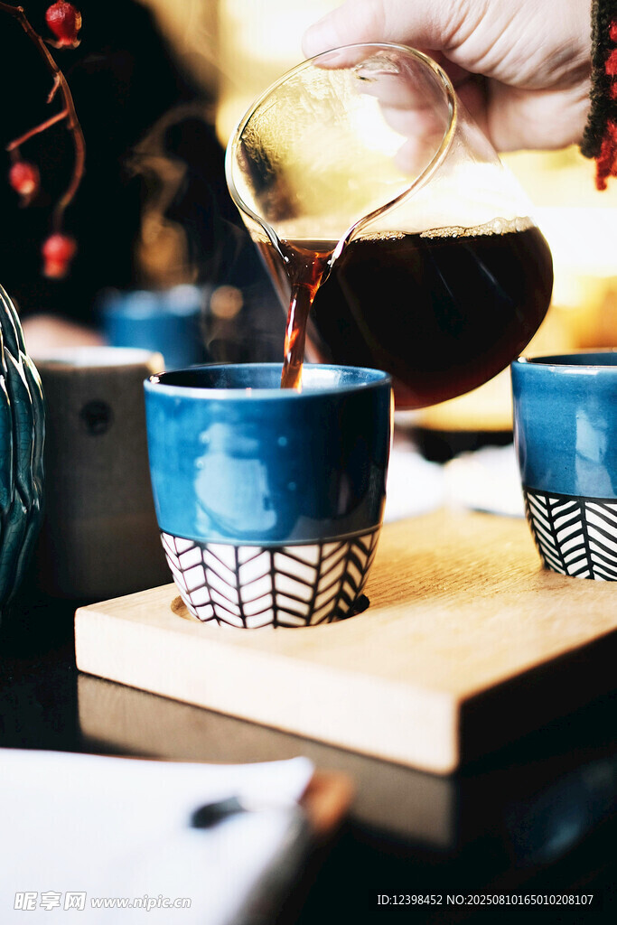 手冲咖啡倒入精致小杯