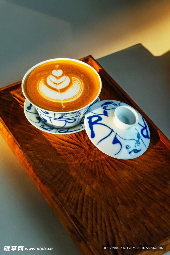精致拉花咖啡与青花瓷茶具