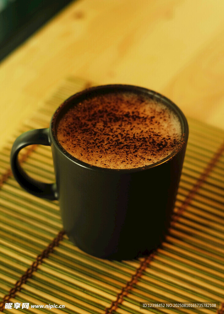 黑色杯装热可可