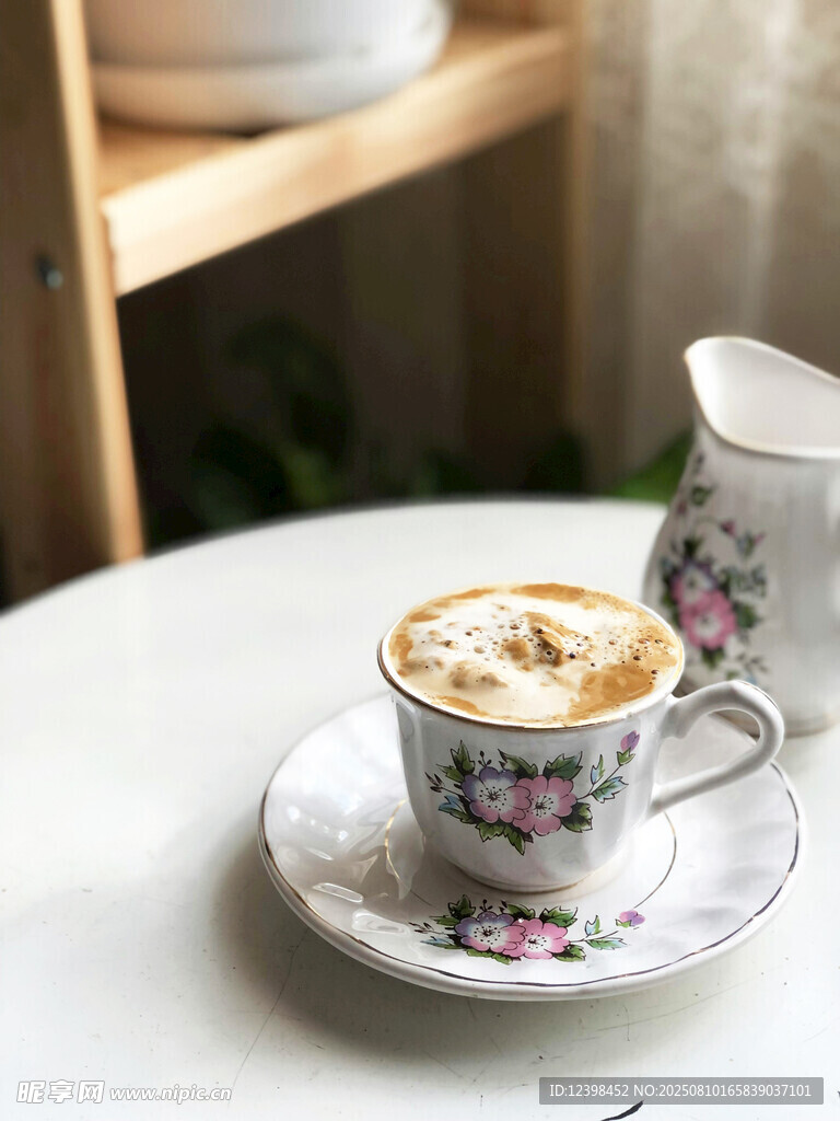 精致花纹杯中的香醇咖啡