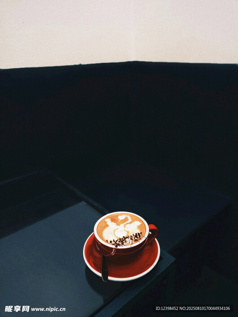 精致咖啡杯中的拉花咖啡