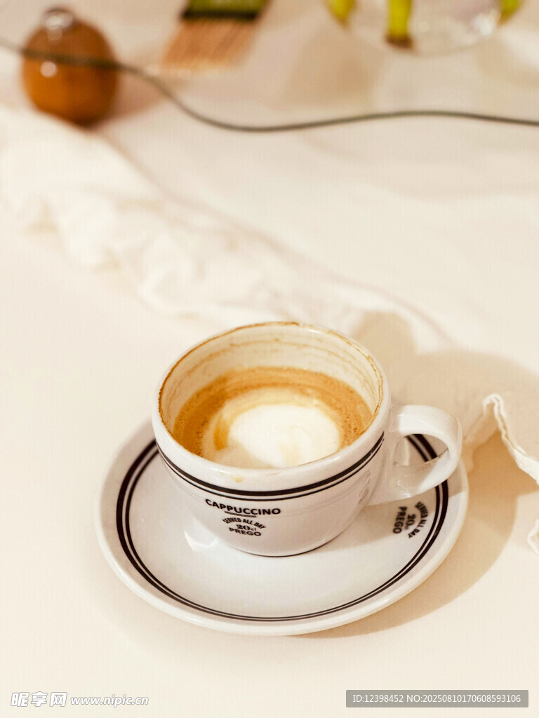 精致咖啡杯中的香浓咖啡
