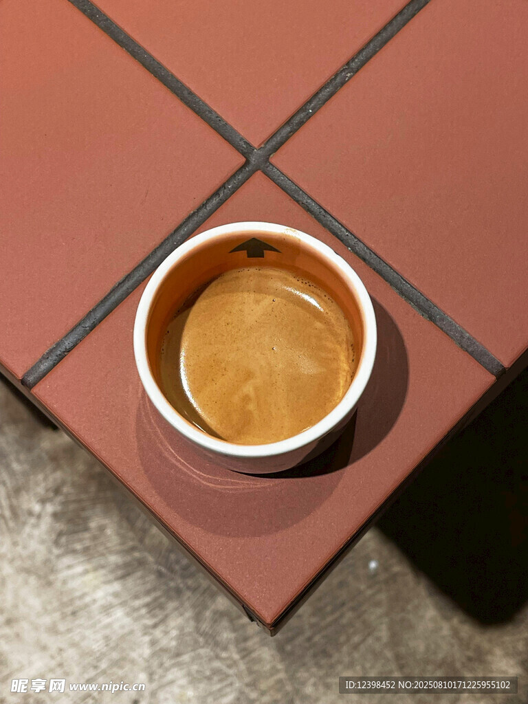 红砖上的一杯咖啡