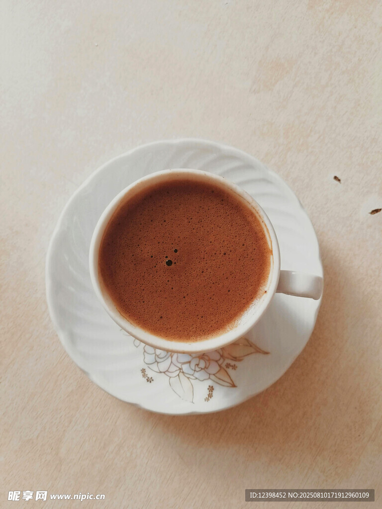 精致杯碟中的热巧克力