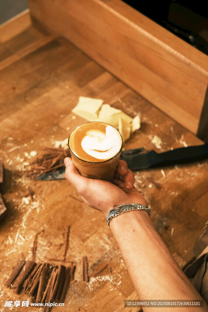 手工制作蜡烛的温馨瞬间