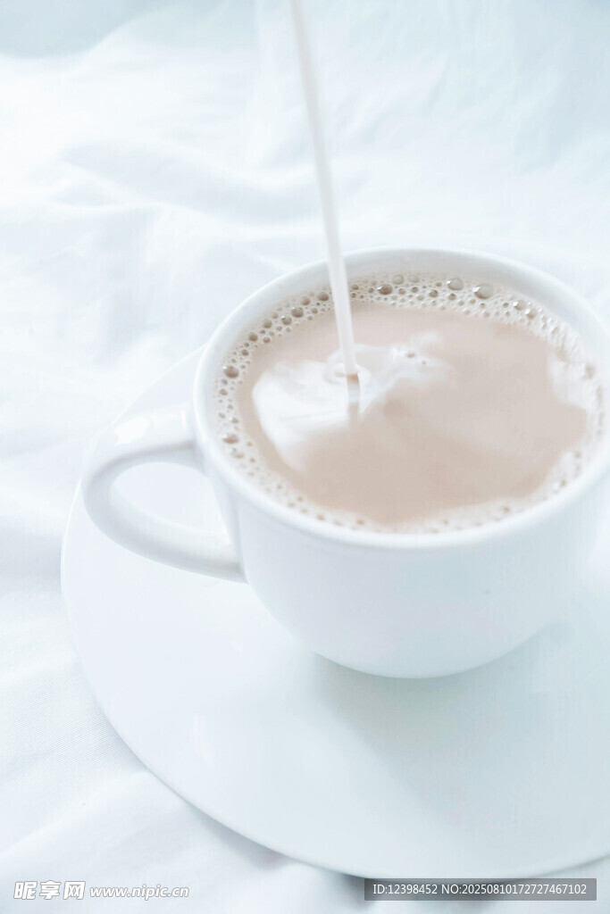 热可可倒入白色咖啡杯