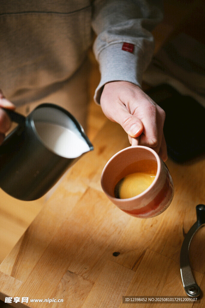 手冲咖啡倒入杯中瞬间