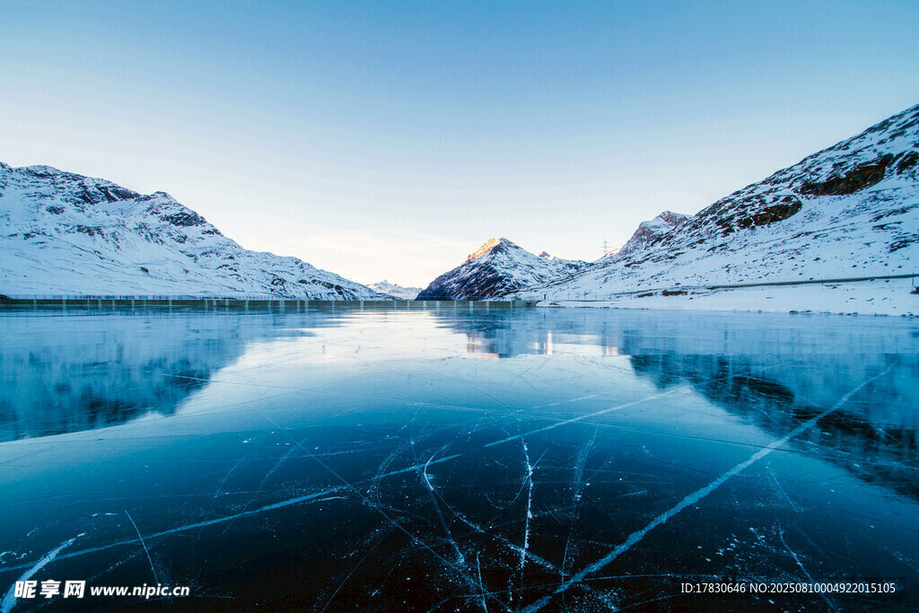 冰封湖面与雪山的静谧美景