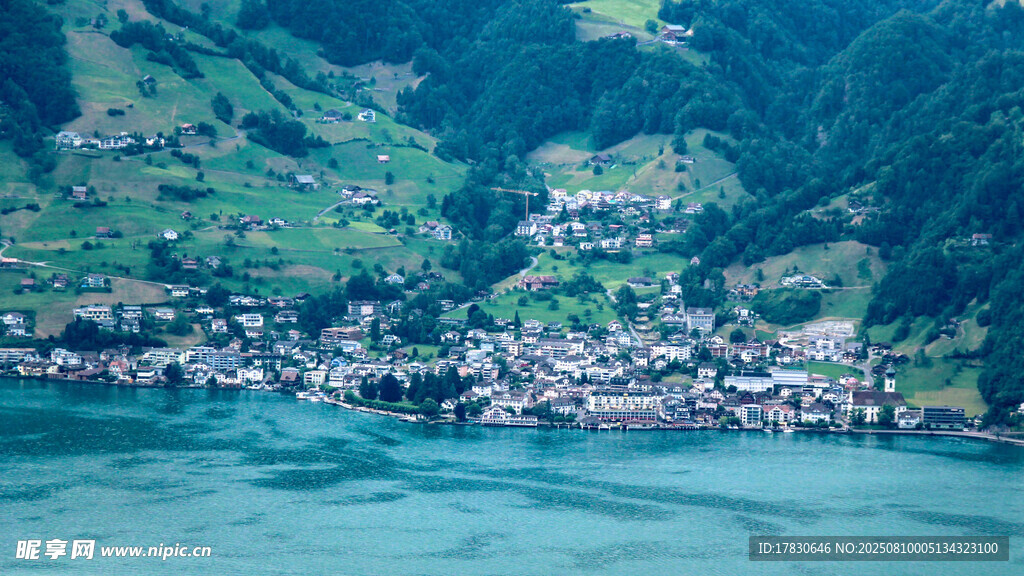 湖畔山村美景