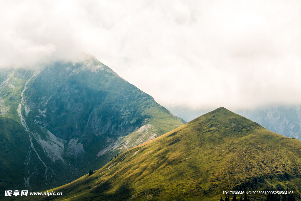 云雾缭绕的壮美山峦
