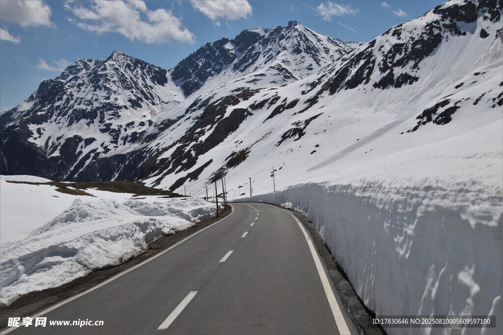 雪山间蜿蜒的公路美景