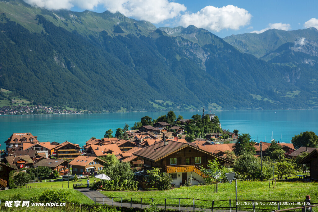 湖畔山村美景