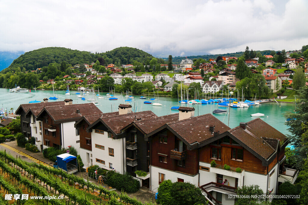 湖畔度假村落美景