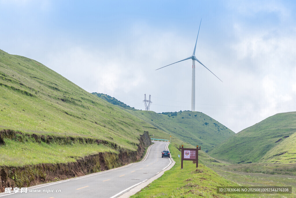 山间公路旁的风力发电景观