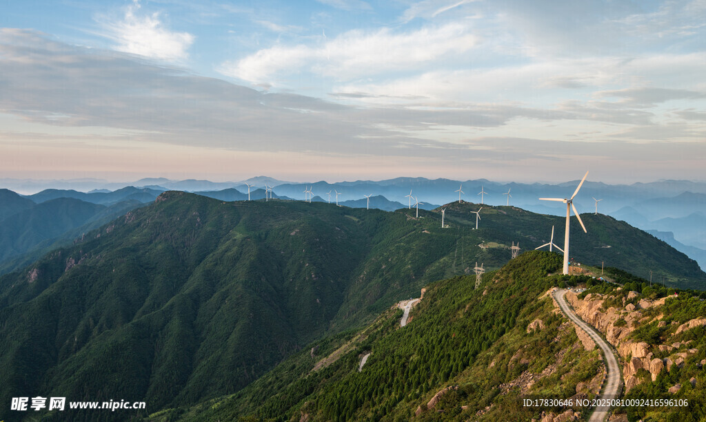 山间风车与蜿蜒公路美景
