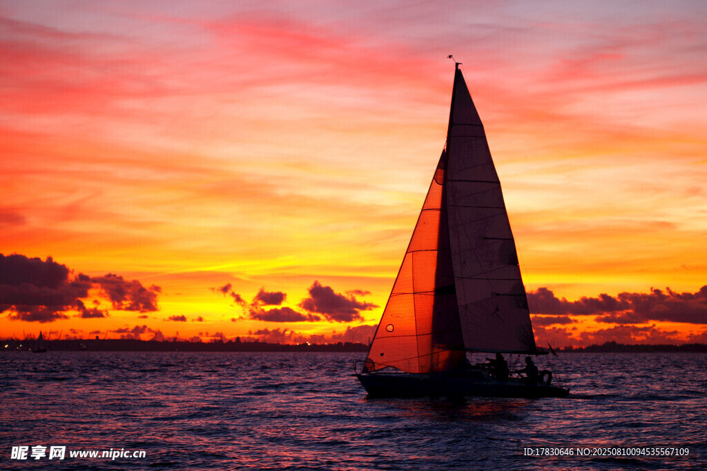 夕阳下的海上帆船