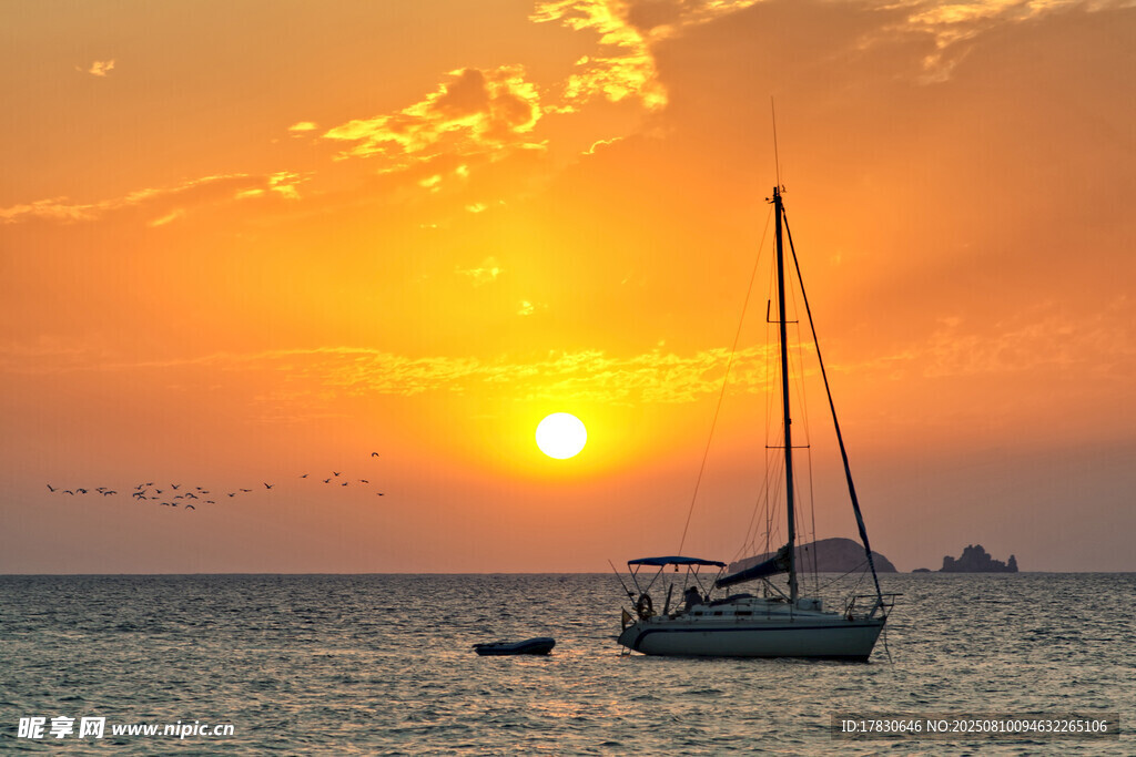 海上夕阳下的帆船美景
