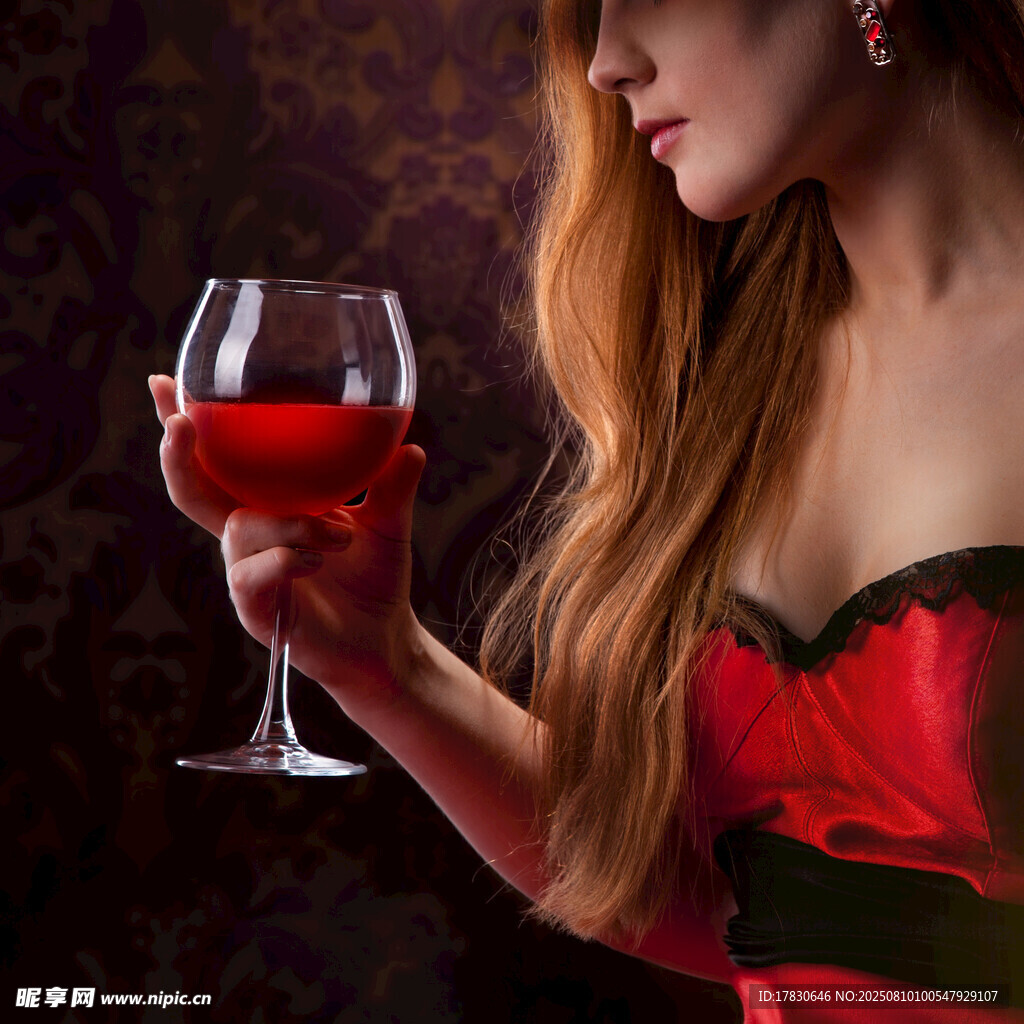 红衣女子手持红酒杯