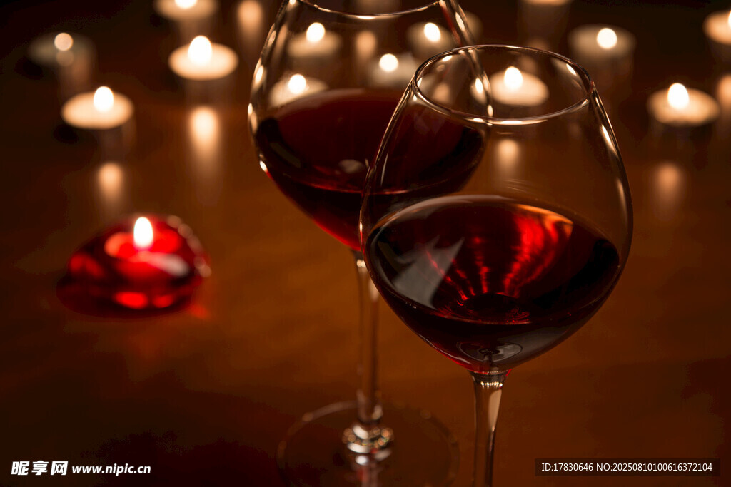 烛光下的红酒与浪漫酒杯