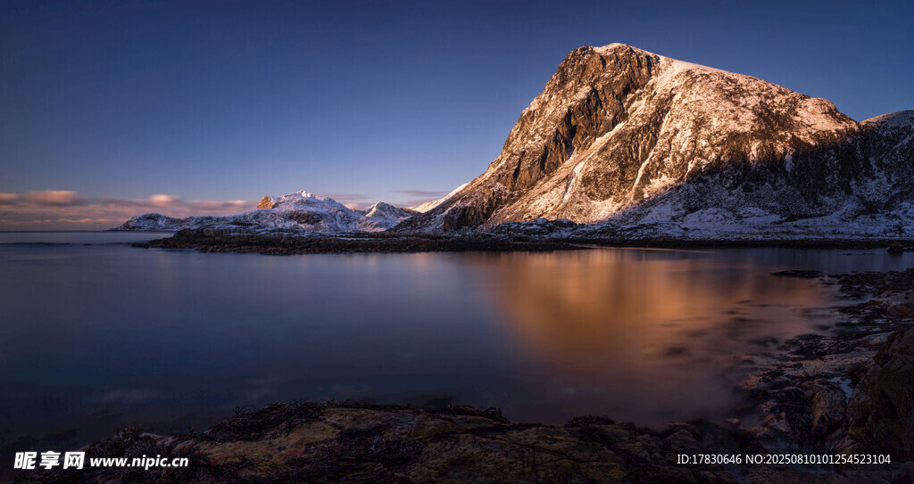 雪山映湖美景