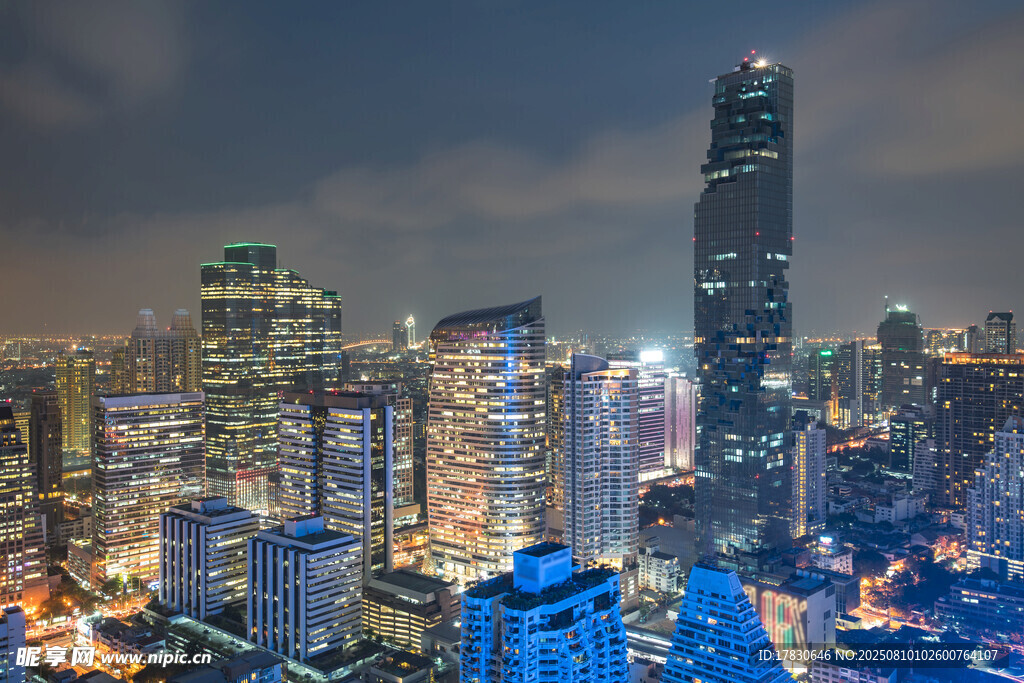 繁华都市夜景璀璨高楼