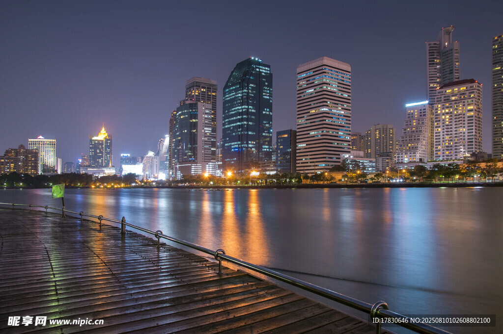 城市夜景下的水边栈桥