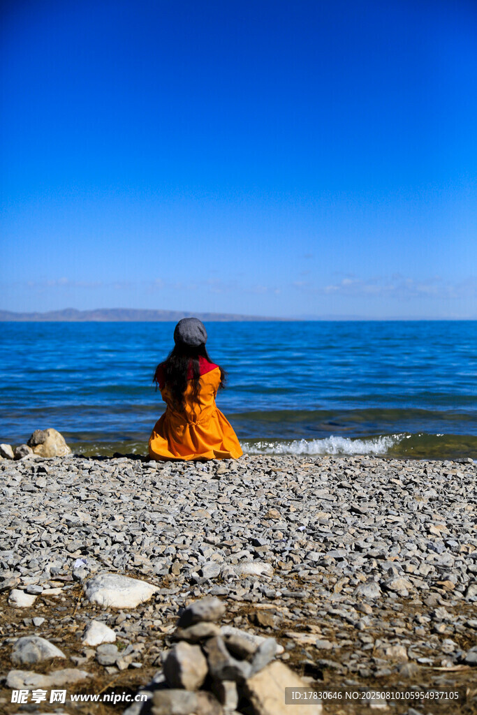 青海湖边的女孩