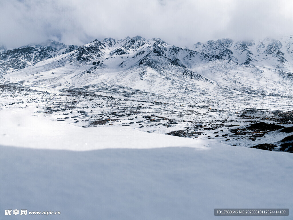 青海昆仑山脉雪山主峰白色雪山