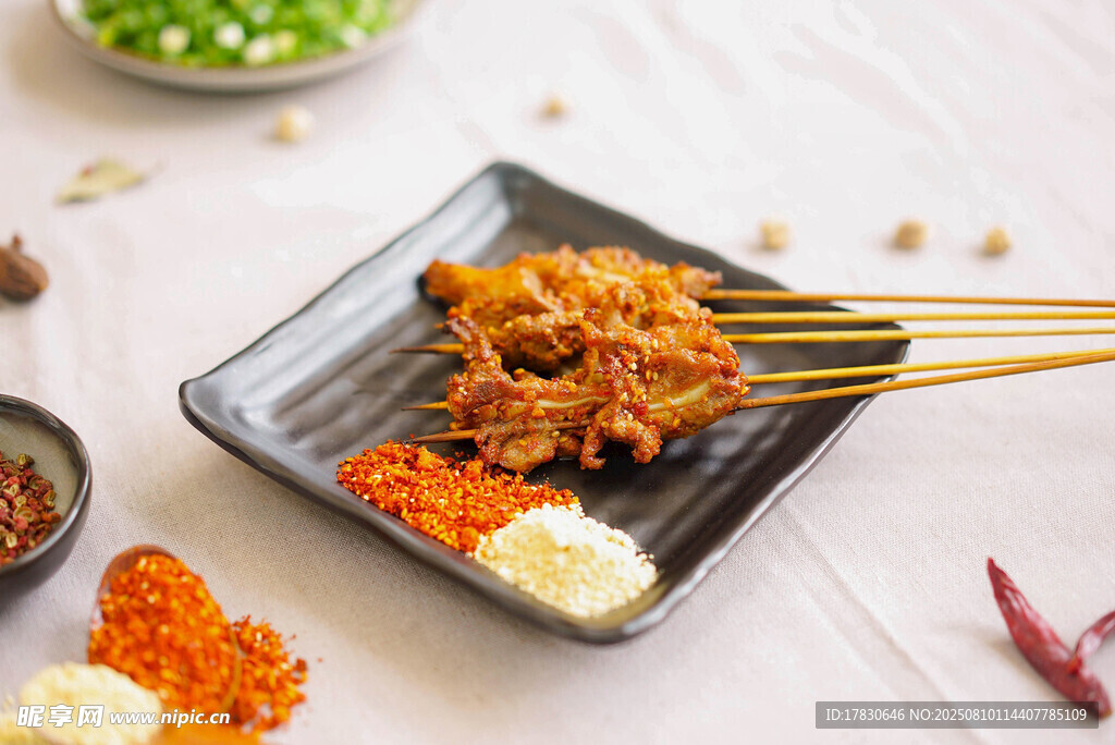 美味烤串搭配多样蘸料