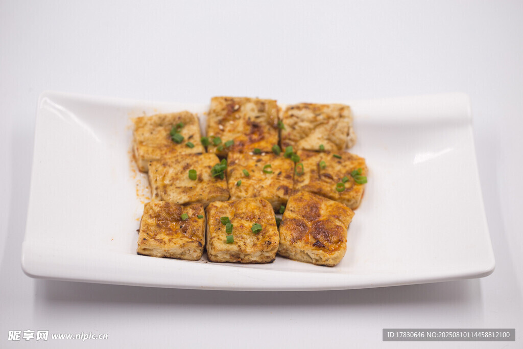 美味豆腐菜肴摆放在盘