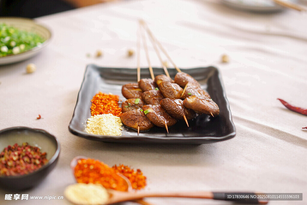美味烤肉串与多样蘸料